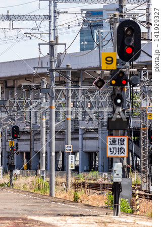 鉄道の信号機と架線柱が立ち並ぶ線路の風景(縦位置・縦構図) 鉄道の信号機と架線柱が立ち並ぶ線路の風景(縦位置・縦構図) 141929327