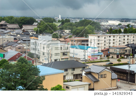 日本の地方都市の街並みと悪天候の雲と雨の予兆 日本の地方都市の街並みと悪天候の雲と雨の予兆 141929343