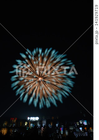 福岡県小郡市「夢HANABI」で打ち上げられた華やかな花火 141929719