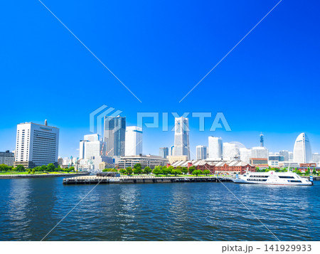 夏の横浜ベイエリア 赤レンガ倉庫とみなとみらいの高層ビル 夏の横浜ベイエリア 赤レンガ倉庫とみなとみらいの高層ビル 141929933