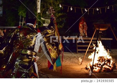 焚き火を囲む夜の豊前神楽舞台と神楽の奉納風景 141930385