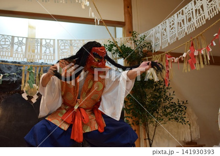赤い神楽面で力強く舞う高千穂神楽の奉納舞 赤い神楽面で力強く舞う高千穂神楽の奉納舞 141930393