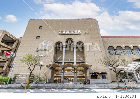 兵庫県宝塚市 晴天のJR宝塚駅 兵庫県宝塚市 晴天のJR宝塚駅 141930531