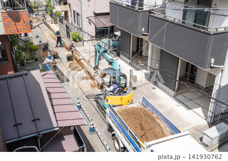 新築戸建て住宅へのガス・水道管引き込み新設工事を行う道路掘削現場1 141930762