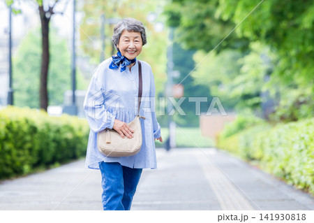 街を歩くシニア女性のポートレート 街を歩くシニア女性のポートレート 141930818