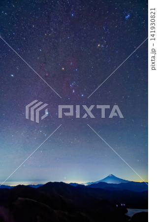 大菩薩嶺から見る夜の富士山と冬の星座 大菩薩嶺から見る夜の富士山と冬の星座 141930821