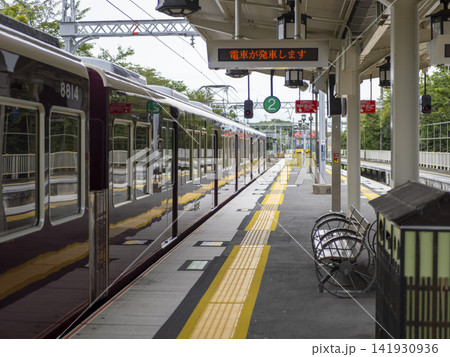 嵐山駅を発車する阪急8300系電車 141930936