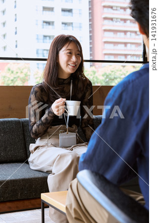 カフェでコーヒーを注ぐ笑顔の若い女性 141931676