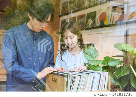 レコードショップでレコードを一緒に選ぶカップル レコードショップでレコードを一緒に選ぶカップル 141931736