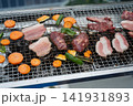焼き始めのバーベキュー 141931893