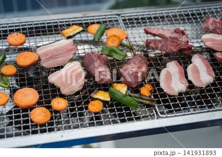 焼き始めのバーベキュー 141931893