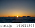 白山から見た北アルプスの山々から現れるご来光 141931895