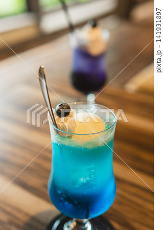 カフェのメニューにある青いクリームソーダ 141931897