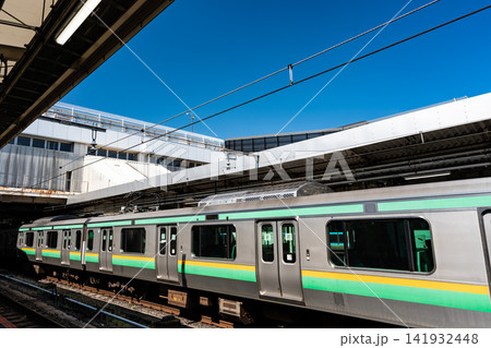 JR上野駅 常磐線のホームから 春晴れの青空 東京都台東区上野 JR上野駅 常磐線のホームから 春晴れの青空 東京都台東区上野 141932448