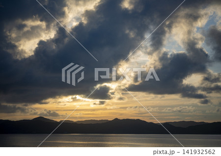 ドラマチックな光景 雲の隙間から漏れる太陽光 奄美大島 ドラマチックな光景 雲の隙間から漏れる太陽光 奄美大島 141932562