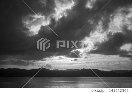 ドラマチックな光景 雲の隙間から漏れる太陽光 奄美大島 141932563