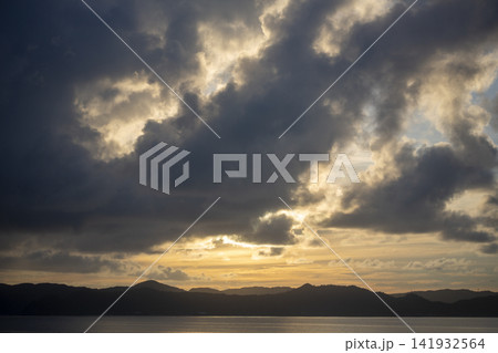 ドラマチックな光景 雲の隙間から漏れる太陽光 奄美大島 ドラマチックな光景 雲の隙間から漏れる太陽光 奄美大島 141932564