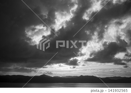 ドラマチックな光景 雲の隙間から漏れる太陽光 奄美大島 ドラマチックな光景 雲の隙間から漏れる太陽光 奄美大島 141932565