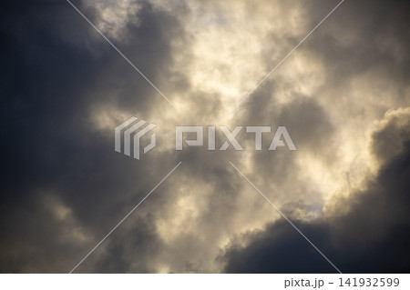 奄美大島 嵐のあとの青空と雲の間から差し込む光 奄美大島 嵐のあとの青空と雲の間から差し込む光 141932599