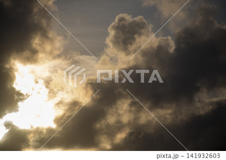 奄美大島 嵐のあとの青空と雲の間から差し込む光 141932603