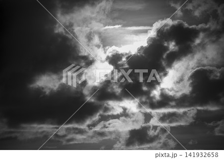 ドラマチックな光景 雲の隙間から漏れる太陽光 奄美大島 ドラマチックな光景 雲の隙間から漏れる太陽光 奄美大島 141932658