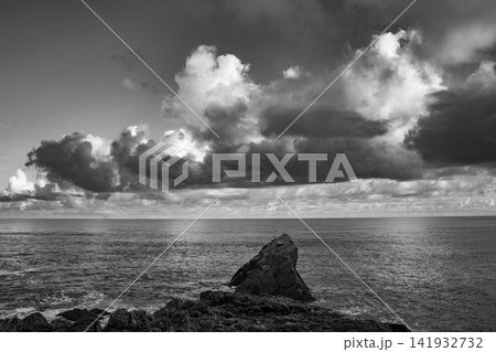 ドラマチックな光景 雲の隙間から漏れる太陽光 奄美大島 ドラマチックな光景 雲の隙間から漏れる太陽光 奄美大島 141932732