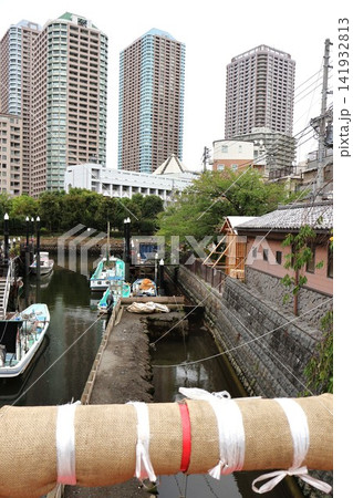 住吉神社例祭の大幟の柱と抱木が掘り出された佃堀（東京都中央区佃1丁目） 141932813