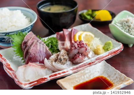 刺身盛り合わせの定食 定食屋と和食ランチ 日本の食事 刺身盛り合わせの定食 定食屋と和食ランチ 日本の食事 141932946