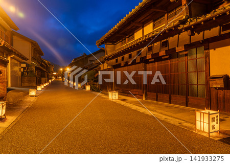 三重県亀山市 関宿の東海道の街道沿いで行われる関宿祇園夏まつりの夜の行灯の点灯 三重県亀山市 関宿の東海道の街道沿いで行われる関宿祇園夏まつりの夜の行灯の点灯 141933275