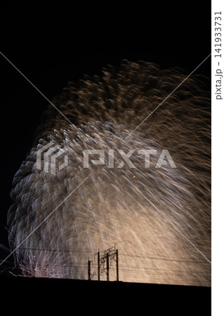 夜空を彩る花火の光跡 夜空を彩る花火の光跡 141933731