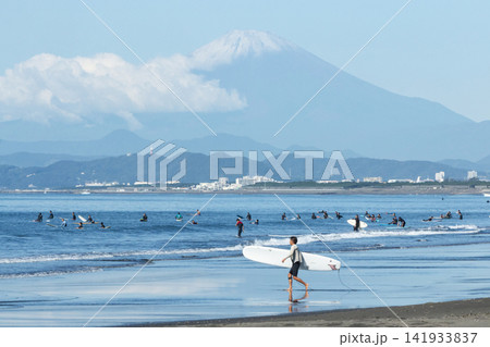 湘南鵠沼海岸 サーファーと富士山 湘南鵠沼海岸 サーファーと富士山 141933837