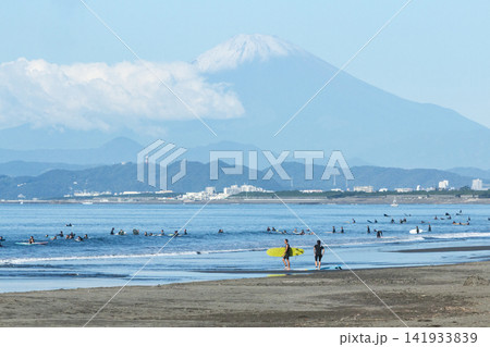 湘南鵠沼海岸 富士山とサーファーたち 湘南鵠沼海岸 富士山とサーファーたち 141933839