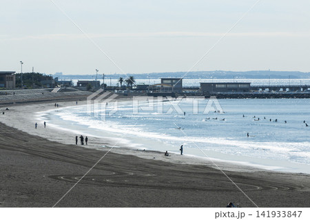 湘南片瀬西浜 海辺で過ごす人々のシルエット 湘南片瀬西浜 海辺で過ごす人々のシルエット 141933847