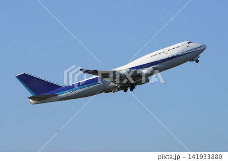 離陸上昇中のジャンボジェット(B747) 離陸上昇中のジャンボジェット(B747) 141933880