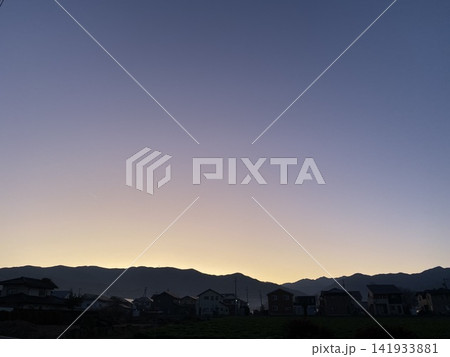 信州山形村の夕暮れ空 山並みの稜線と美しい夕焼けグラデーション 信州山形村の夕暮れ空 山並みの稜線と美しい夕焼けグラデーション 141933881