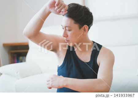 脇の体臭を確認する40代男性のメンズボディケア 脇の体臭を確認する40代男性のメンズボディケア 141933967