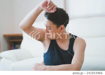 脇の臭いに困惑する40代男性のメンズにおいケア 脇の臭いに困惑する40代男性のメンズにおいケア 141933968