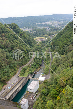 山間のダムと渓谷の風景 山間のダムと渓谷の風景 141933989
