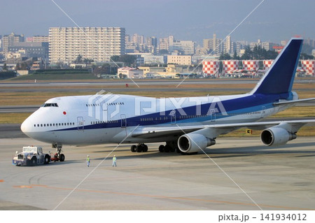 プッシュバック中のジャンボジェット(B747) プッシュバック中のジャンボジェット(B747) 141934012