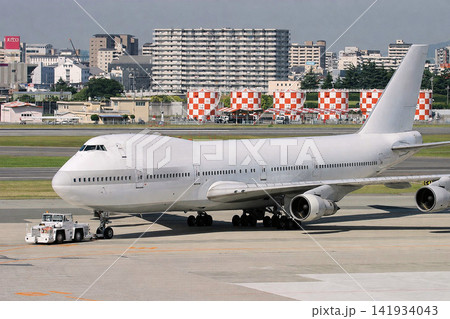 プッシュバック中のジャンボジェット(B747) プッシュバック中のジャンボジェット(B747) 141934043