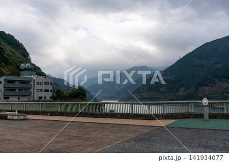 山深い湖畔の風景と施設 山深い湖畔の風景と施設 141934077