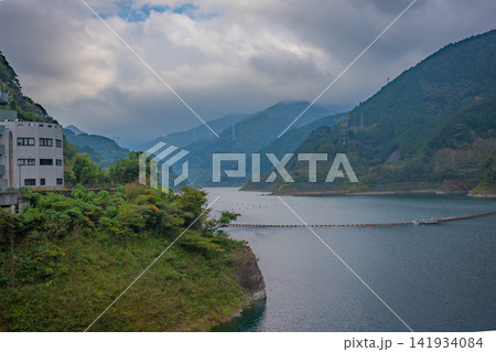 山間に広がる静かなダム湖 山間に広がる静かなダム湖 141934084