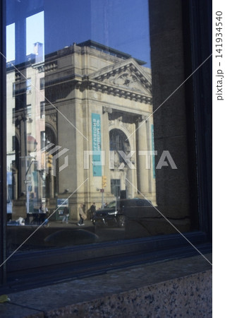 アメリカ　ニューヨーク　ガラスに写る風景 141934540