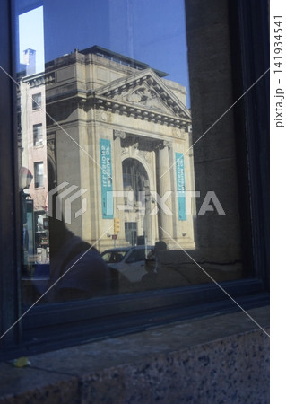 アメリカ　ニューヨーク　ガラス窓に写る風景 141934541