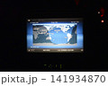 アメリカ　機内のモニタ　地球図 141934870