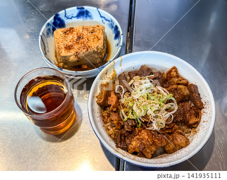 臭みがなく甘辛に煮込まれたもつ煮丼 臭みがなく甘辛に煮込まれたもつ煮丼 141935111