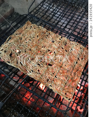 炭火で香ばしく炙る静岡名産たたみいわし / Grilling tatami iwashi 炭火で香ばしく炙る静岡名産たたみいわし / Grilling tatami iwashi 141935420