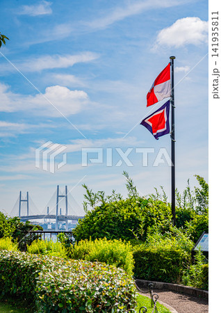 夏の快晴の港の見える丘公園から望む横浜港とベイブリッジの絶景 夏の快晴の港の見える丘公園から望む横浜港とベイブリッジの絶景 141935811