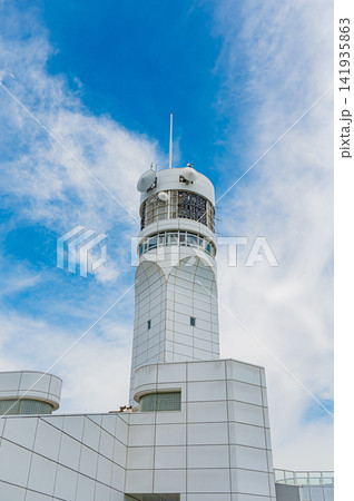 夏の快晴の空に映える白い横浜港シンボルタワーと芝生広場の青空風景 夏の快晴の空に映える白い横浜港シンボルタワーと芝生広場の青空風景 141935863