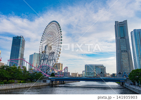 青空広がる夏の横浜みなとみらい ウォーターフロントと都市のダイナミックな景観 青空広がる夏の横浜みなとみらい ウォーターフロントと都市のダイナミックな景観 141935903